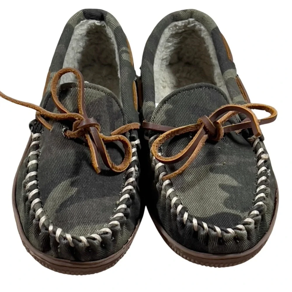 Minnetonka Kids Benson‎ Trapper Green Camo Pile Lined Moccasin Slippers Size 2